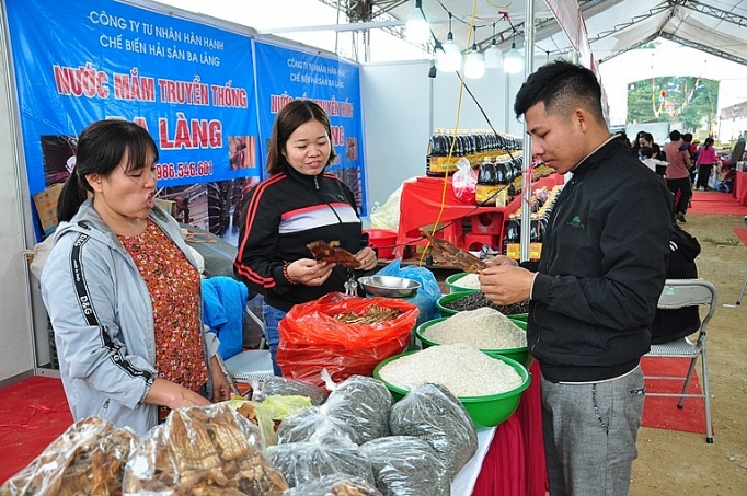 Phú Thọ - lan tỏa phiên chợ hàng Việt lên miền núi phu tho lan toa phien cho hang viet len mien nui