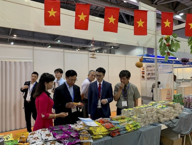 Nông sản của doanh nghiệp Việt Nam thu hút sự quan tâm của nhiều khách mua hàng và khách thăm quan Nông sản của doanh nghiệp Việt Nam thu hút sự quan tâm của nhiều khách mua hàng và khách thăm quan