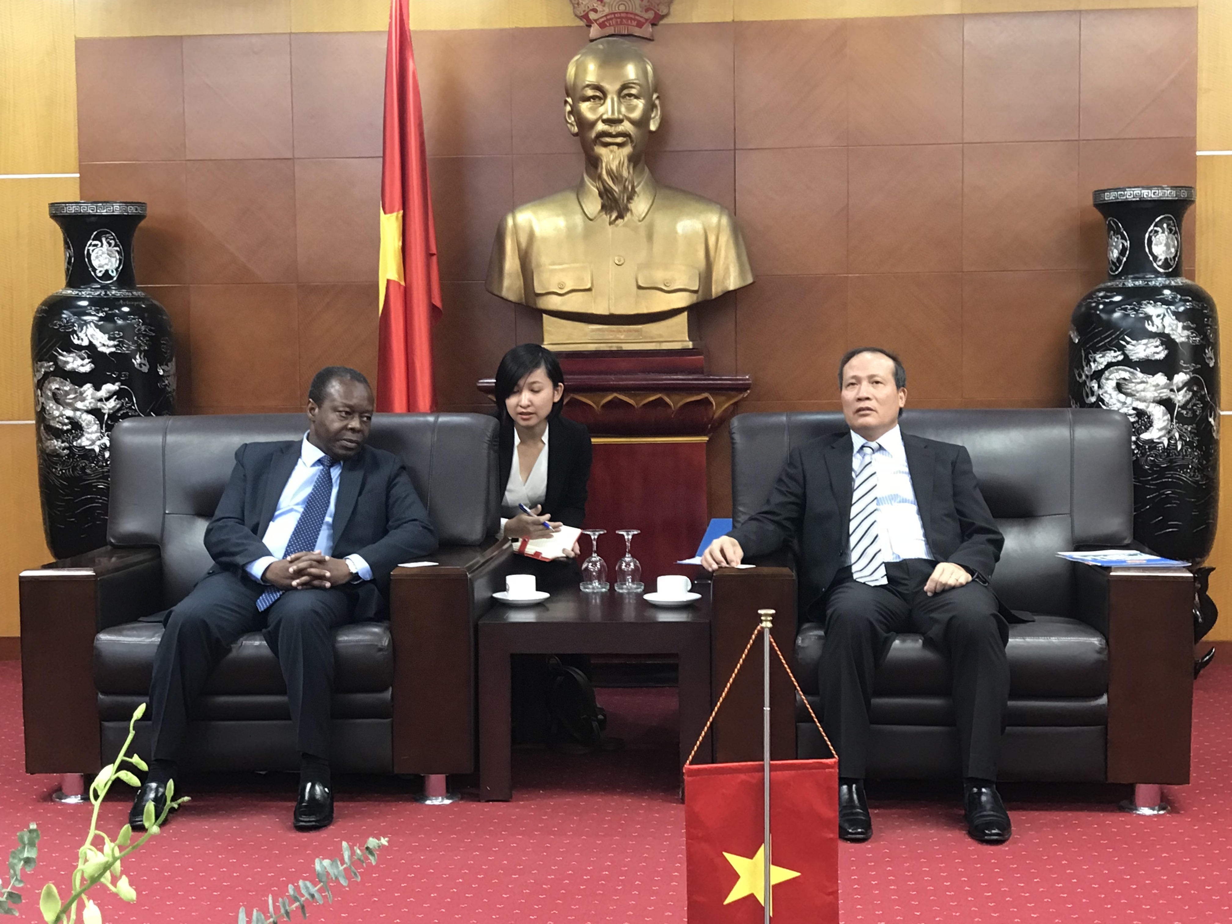 Đại sứ Angola: Đại sứ Angola tại Việt Nam năm 2024 là một người bạn thân thiết của Việt Nam. Ông chú trọng đến việc tăng cường hợp tác giữa hai quốc gia về kinh tế, văn hóa và giáo dục. Hãy xem hình ảnh của ông để hiểu sâu hơn về những nỗ lực mà các quốc gia đang thực hiện để khẳng định vai trò của mình trong cộng đồng quốc tế.