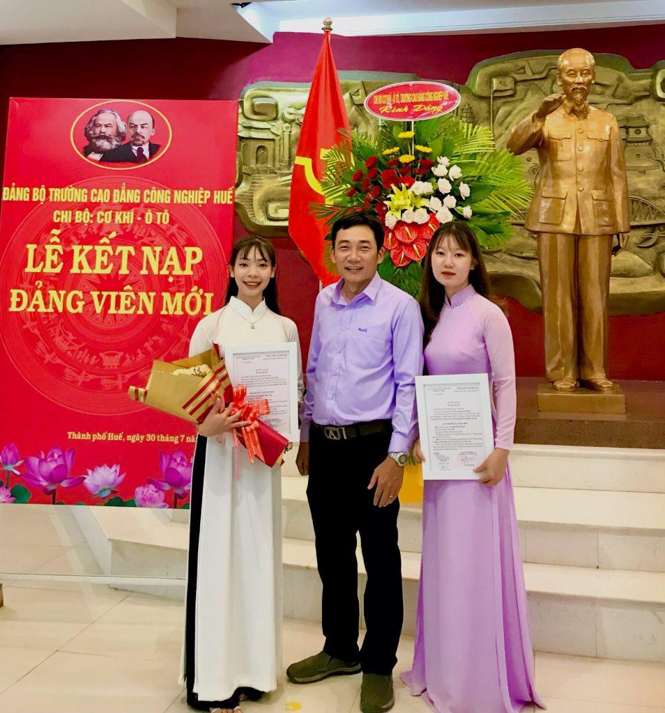 Trường Cao đẳng Công nghiệp Huế: Hai nữ kỹ sư tương lai vinh dự được đứng vào hàng ngũ của Đảng Trường Cao đẳng Công nghiệp Huế: Hai nữ kỹ sư tương lai vinh dự được đứng vào hàng ngũ của Đảng