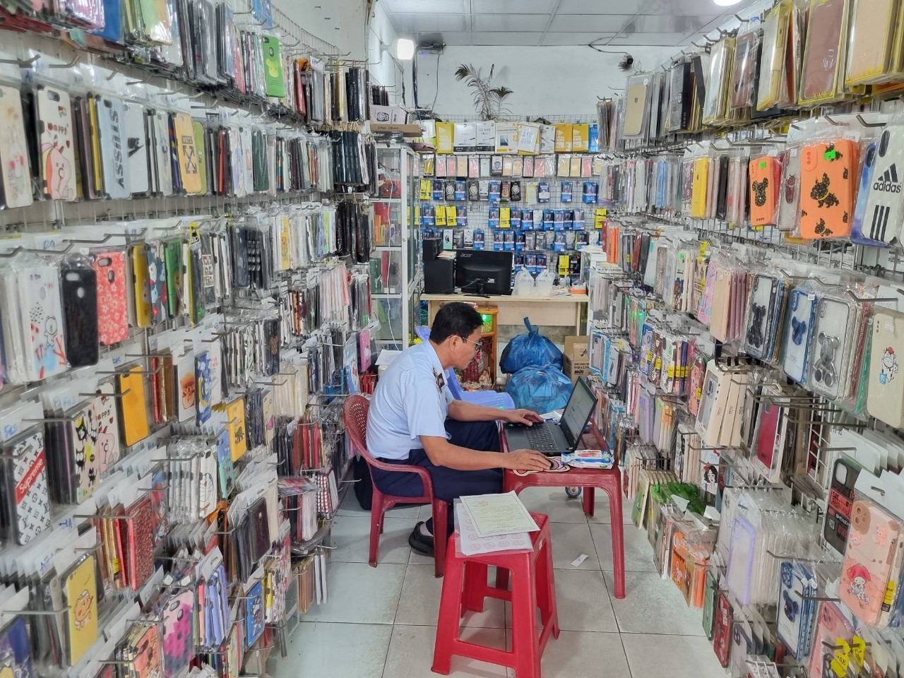 Bình Thuận: Phát hiện, tạm giữ 1.200 sản phẩm phụ kiện điện thoại di động