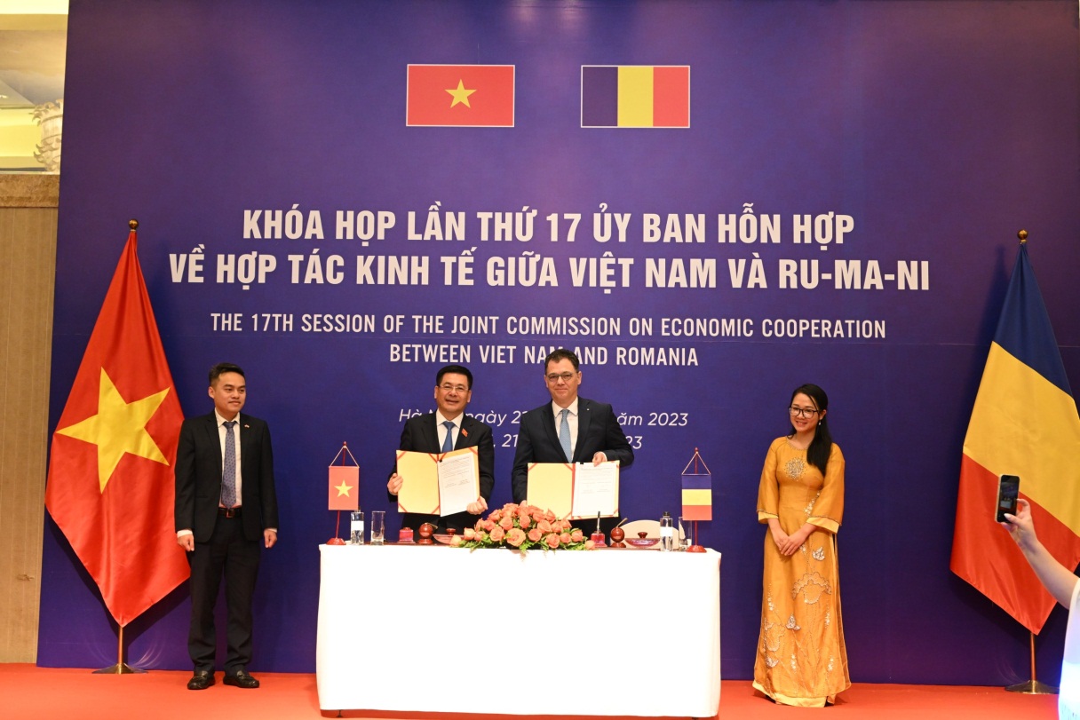 Bộ trưởng Nguyễn Hồng Diên và Bộ trưởng Stefan Radu Oprea đã ký Biên bản Khóa họp lần thứ 17 của UBHH.