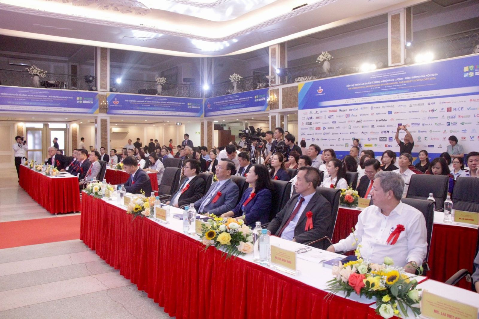 Các đại biểu tham dự lễ khai mạc.