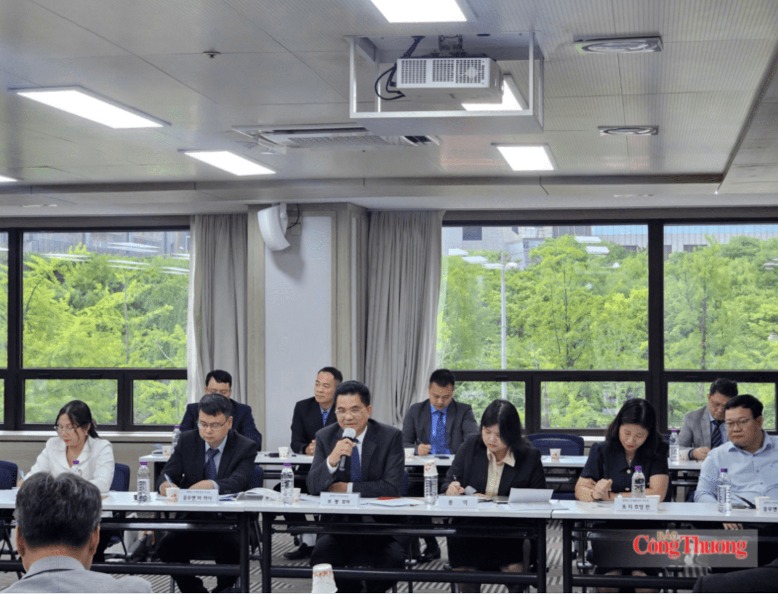 Ông Lê Quang Hòa, Phó Chủ tịch UBND tỉnh Hưng Yên trao đổi về định hướng kết nối đầu tư, thương mại và chuỗi cung ứng với KBIZ. Ảnh: Cục Xúc tiến thương mại