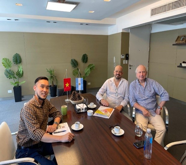 Đại diện Thương vụ Việt Nam tại Argentina trao đổi cùng đối tác